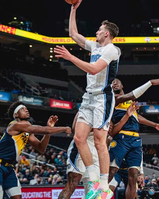 NBA高管称湖人幸运未签小卡 高度评价其舅舅难对付