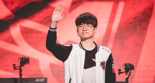 中国男子骑行逾1万公里 从深圳骑到巴黎看开幕