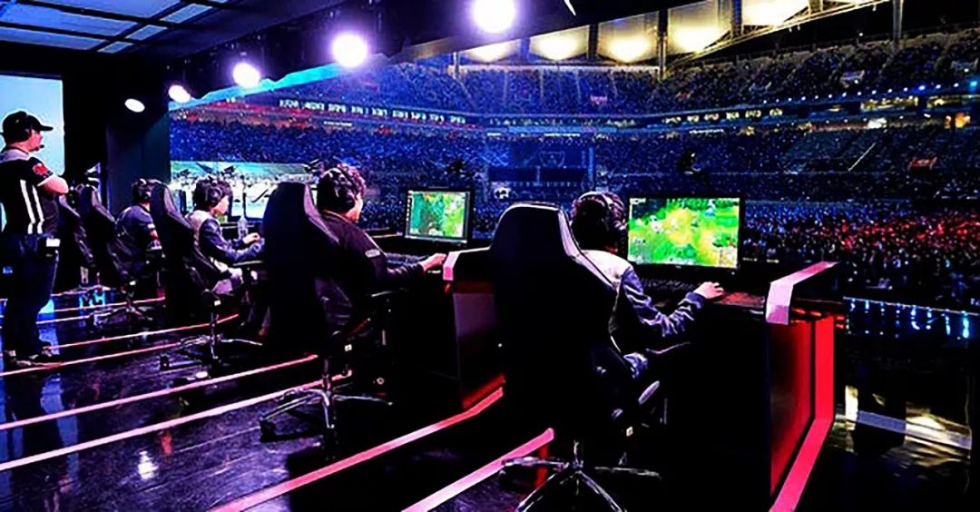 拜仁客战斯图加特：雅克松、金玟哉首发，乌尔比希出战