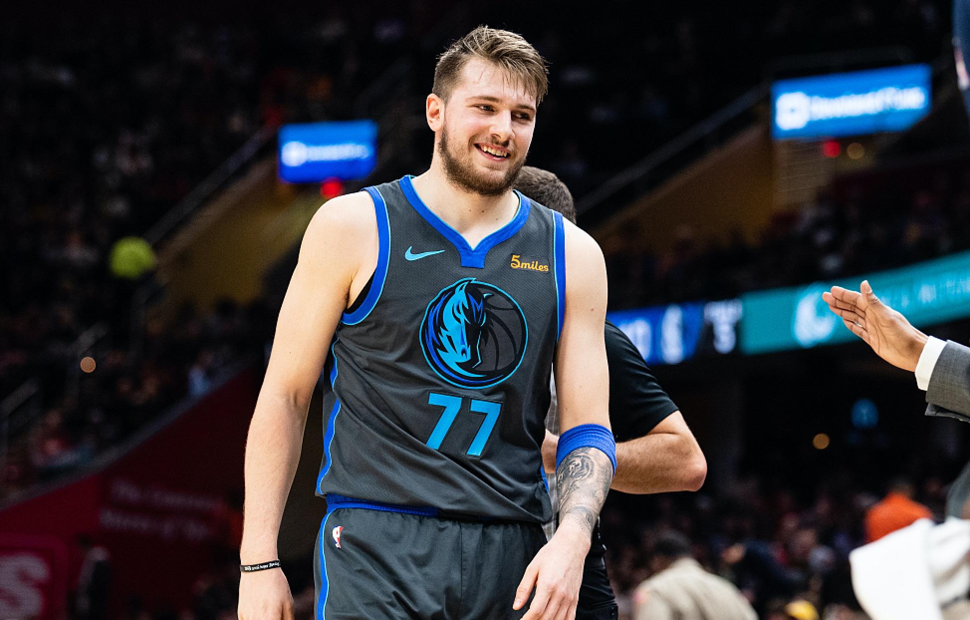 拜仁客战斯图加特：雅克松、金玟哉首发，乌尔比希出战